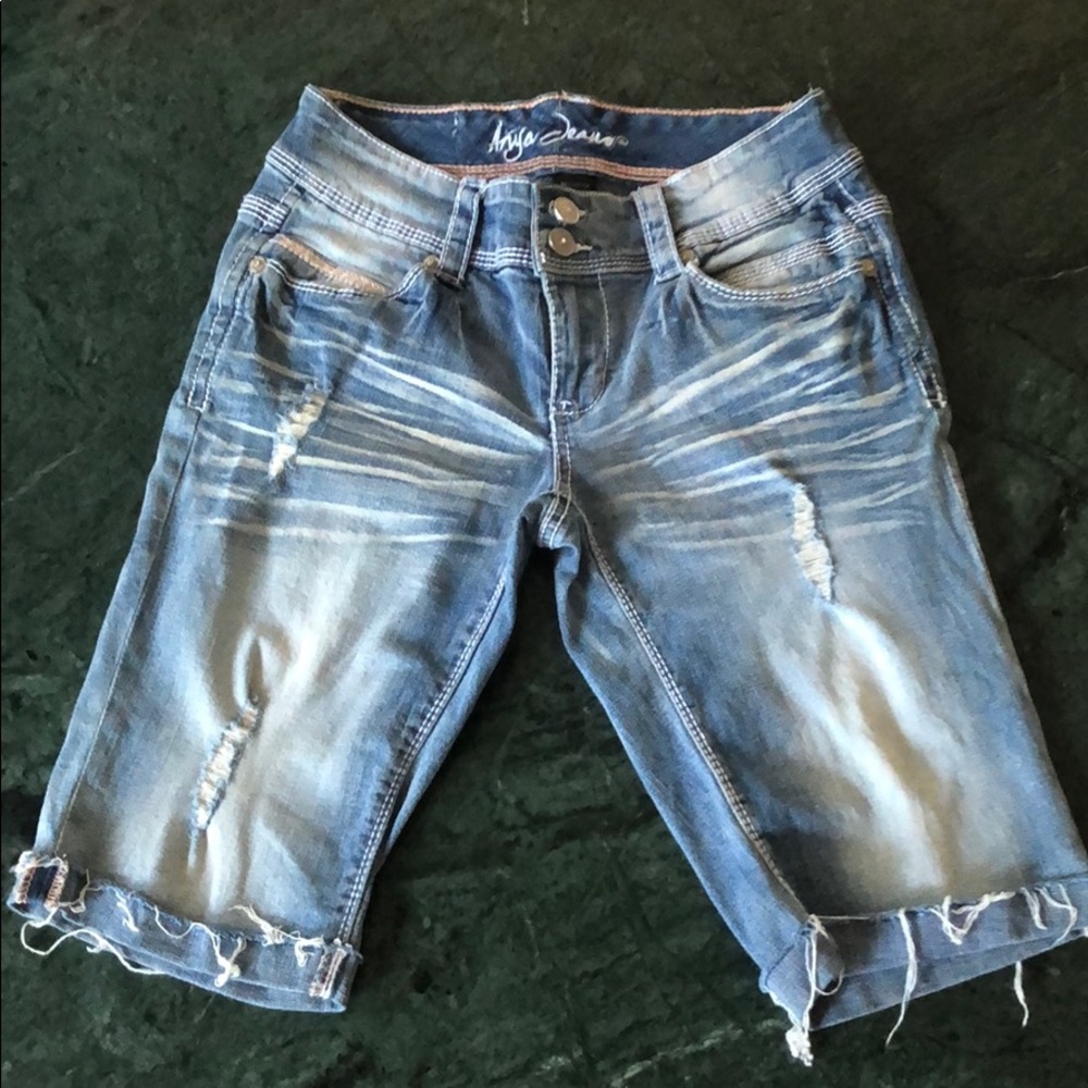 Ariya Embroidered Distressed Denim Shorts Size 3/4